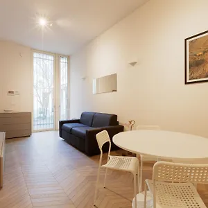 Guesthost - Cordusio Enchanting Apartment , Milano Italia